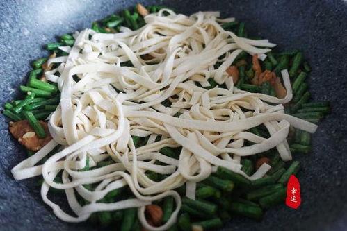 吃瓜厨房焖面,家常美味,一锅搞定