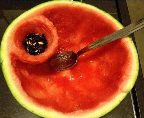 大叔吃勺瓜,一勺瓜香,尽享清凉时光