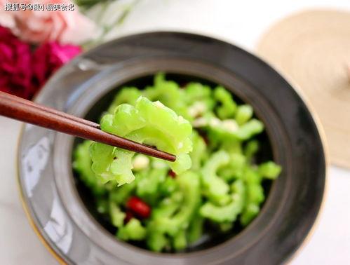 小鱼会吃瓜,探寻水族乐园中的美食奇遇